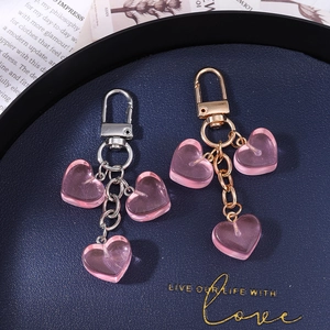 Portachiavi a cuore rosa in resina con moschettoni in metallo dorato e argento