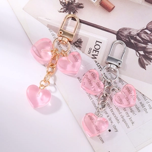 Portachiavi alla moda con cuore in resina rosa gelatina e tre cuori con gancio in metallo