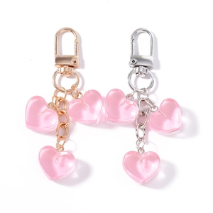 Portachiavi a cuore rosa con ciondoli traslucidi e set di chiusure a moschettone in metallo