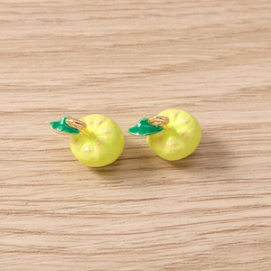 Detail von gelben Apfel-Anhängern mit grünen Blättern für DIY-Schmuckherstellung