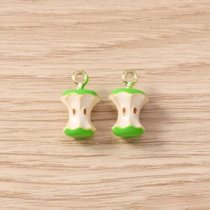 Detailansicht grüner Apfelkern-Anhänger aus Metalllegierung für DIY-Schmuck