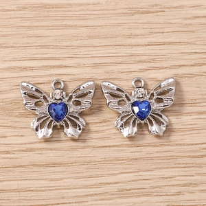 Detailansicht Schmetterling-Anhänger mit blauem Herz-Strass und hohlen Flügeln