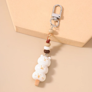 Vue détaillée du porte-clés perles dango ours blanc avec fermoir mousqueton métallique