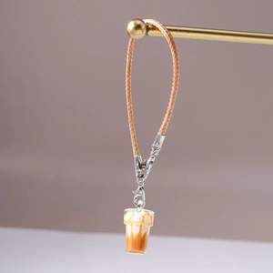 Λεπτομέρεια από μινιατούρα μενταγιόν bubble tea με δερμάτινο κορδόνι και κούμπωμα καβούρι