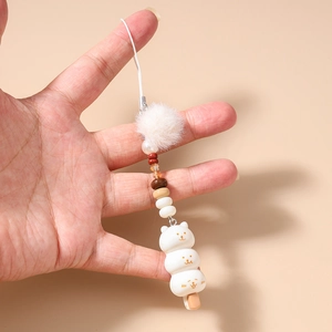 Détail du pendentif ours mignon avec pompon en peluche et perles pour sac à main