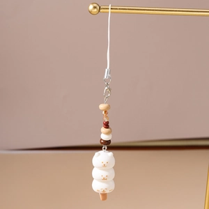 Détail d'un mignon pendentif en forme d'ours avec perles dango et fermoir doré