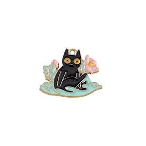 Ciondolo gatto nero smaltato con fiori rosa e anello dorato per creazione gioielli