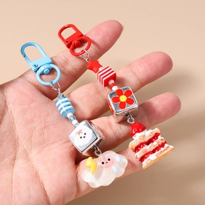 Détails de porte-clés perlés avec charmes d'étoile, de gâteau et de nuage en rouge et bleu