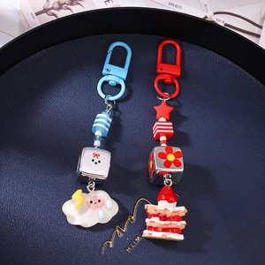 Porte-clés perlés créatifs avec pendentifs nuage et gâteau à la fraise sur plateau