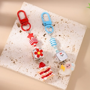 Porte-clés perlé mignon avec breloques étoile, nuage et gâteau sur socle en pierre