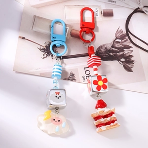 Porte-clés à perles rayées avec pendentifs de chien de dessin animé et gâteau
