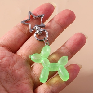 Dettaglio del portachiavi a forma di cane palloncino verde chiaro con chiusura a stella