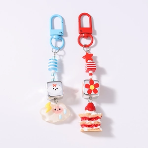 Détail de pendentifs mignons nuage et gâteau avec perles colorées et clips