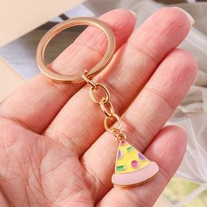 Portachiavi a forma di pizza con anello dorato e ciondolo smaltato colorato