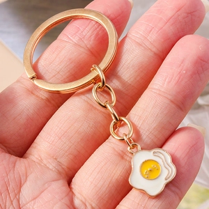 Portachiavi creativo con uovo al tegamino con anello dorato e ciondolo smaltato lucido