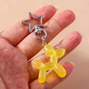 Portachiavi a forma di cane palloncino giallo con clip a stella e glitter sottili interni