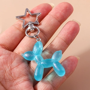 Dettaglio portachiavi a forma di cane palloncino blu con glitter e chiusura a stella