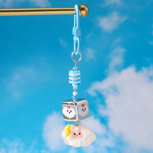 Détail de la perle rayée bleue et du pendentif nuage sur un porte-clés thématique