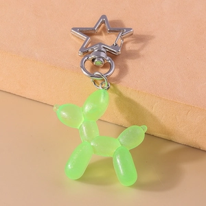 Dettaglio portachiavi a forma di cane palloncino verde neon con chiusura a stella argento