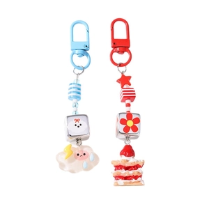 Porte-clés mignons avec perles et breloques nuage et gâteau à la fraise sur fond blanc