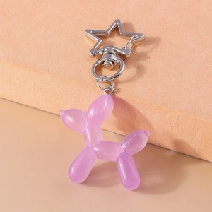 Dettaglio portachiavi a forma di cane palloncino in resina viola con clip a stella