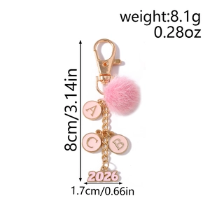 Portachiavi con pompon rosa con chiusura dorata e ciondoli con lettere 2026 per borse