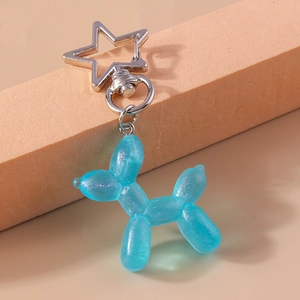 Dettaglio portachiavi a forma di cane palloncino blu glitter con chiusura a stella argento
