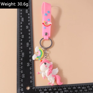 Détail d'un porte-clés licorne 3D rose avec pendentif arc-en-ciel et sangle, poids 30,6g