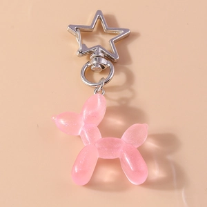 Dettaglio portachiavi a forma di cane palloncino rosa con chiusura a stella argento
