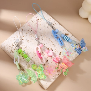 Perlen-Handyanhänger mit Kirschblüten und Schmetterlingen in Grün, Rosa und Blau
