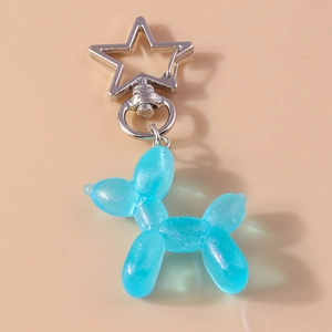 Dettaglio portachiavi a cane palloncino in resina blu glitterata con chiusura a stella