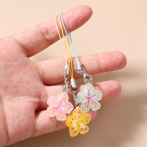 Lot de trois bijoux de téléphone fleurs de cerisier en résine rose, jaune et bleue