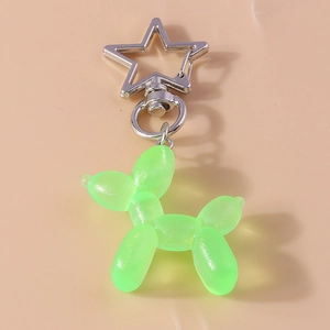 Dettaglio del portachiavi a cane palloncino verde in resina glitterata con gancio a stella