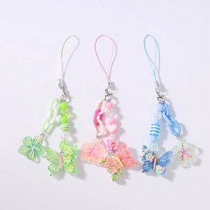 Detailansicht der frischen Schmetterlings und Blumen Handyketten in Pink, Blau und Grün