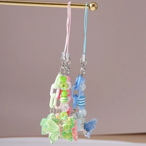 Detailansicht der Perlen-Schmetterlings-Handyanhänger mit Acrylperlen und Ketten