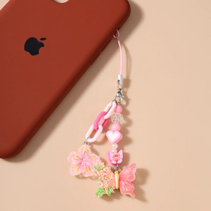 Detail von süßem rosa Kirschblüten- und Schmetterlingsanhänger an Perlen-Handykette