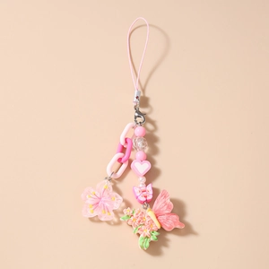 Detailansicht der Kirschblüten- und Schmetterlingsanhänger an einem rosa Perlenband