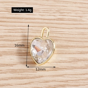Dettaglio di ciondolo a cuore da 16mm con strass e cornice in lega dorata lucida con anello