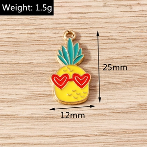 Detail of 25mm pineapple charm with heart sunglasses and 1.5g weight specifications
