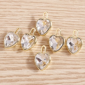 Set di sei ciondoli a cuore placcati in oro con cristalli trasparenti per gioielli fai da te