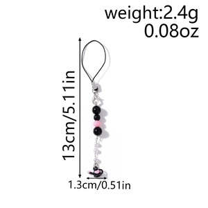 Détail de la dragonne de téléphone avec breloque arrosoir noir et motif cœur rose