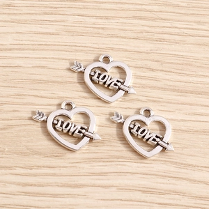 Colgantes de corazón con flecha plateados para creación de joyas y collares DIY