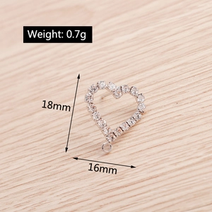 Détail du pendentif cœur en argent avec cristaux, taille 18mm par 16mm, poids 0,7g