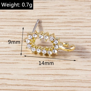 Vue détaillée de boucles d'oreilles ovales dorées 14mm avec cristaux et design évidé