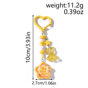 Détail d'un porte-clés à perles jaunes avec breloque d'ours et pendentif en étoile