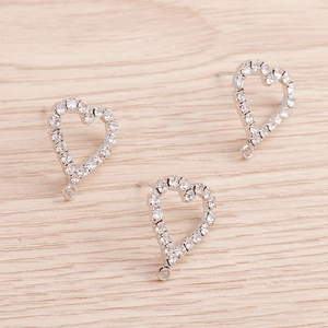 Vue détaillée de breloques cœur argentées avec cristaux pour création de bijoux DIY