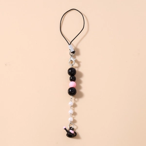 Détail du bijou de téléphone perlé avec perles noires, roses et breloque théière