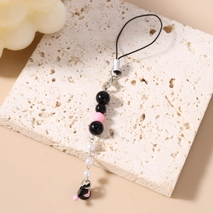 Détail du pendentif Kuromi pour téléphone avec perles colorées sur support en pierre