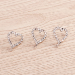 Détails de charms boucles d'oreilles cœur en argent avec zircons et émail ajouré