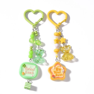 Porte-clés ours perlé coloré avec breloques Good Luck et Be Your Best sur fond blanc